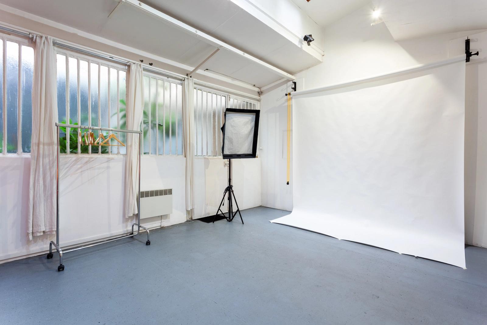 	 Bright, affordable photo studio in Bastille